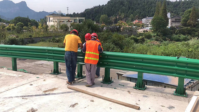 滁州高速公路护栏板的维护确保道路安全的关键环节